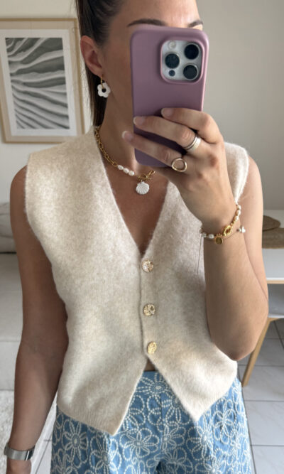 Gilet beige sans manche boutons texturés dorés