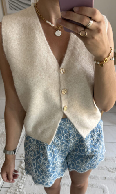 Gilet beige sans manche boutons texturés dorés