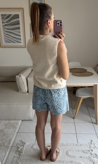 Gilet beige sans manche boutons texturés dorés