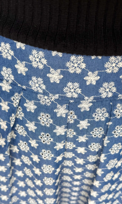 Jupe longue bleue coton fleurs brodées