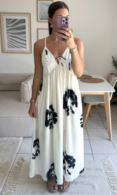 Robe longue fluide blanc cassé aux motifs floraux noirs