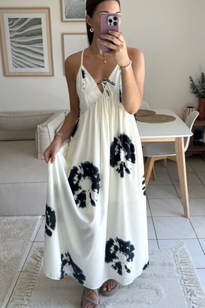 Robe longue fluide blanc cassé aux motifs floraux noirs
