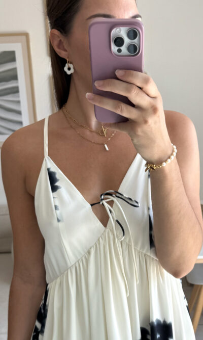 Robe longue fluide blanc cassé aux motifs floraux noirs