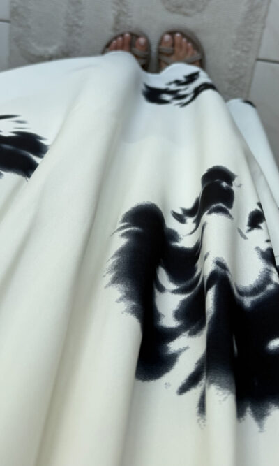 Robe longue fluide blanc cassé aux motifs floraux noirs