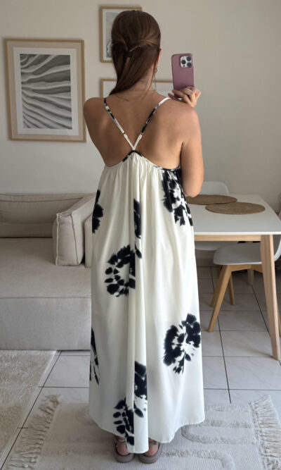 Robe longue fluide blanc cassé aux motifs floraux noirs