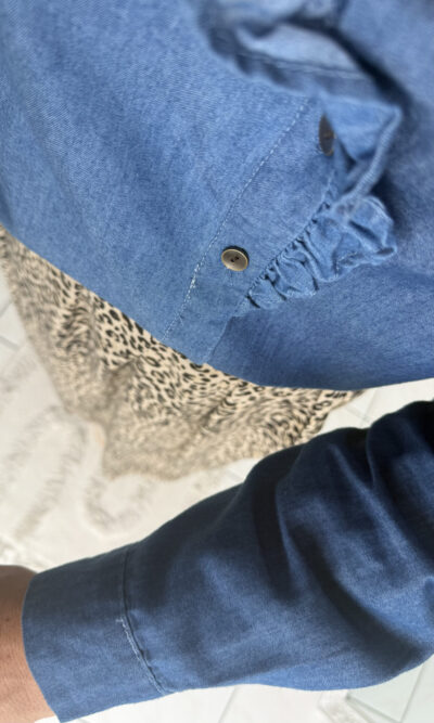 Chemise en denim bleu col volants