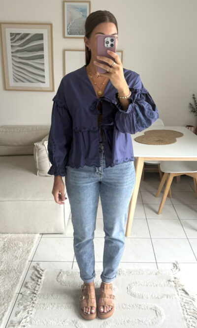Blouse bleu marine avec broderie et nœuds à nouer