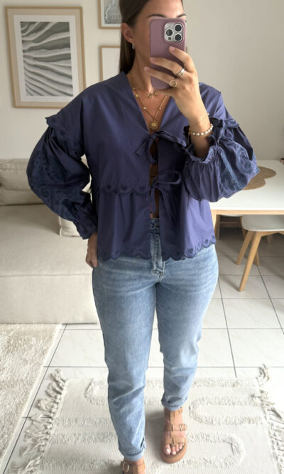 Blouse bleu marine avec broderie et nœuds à nouer