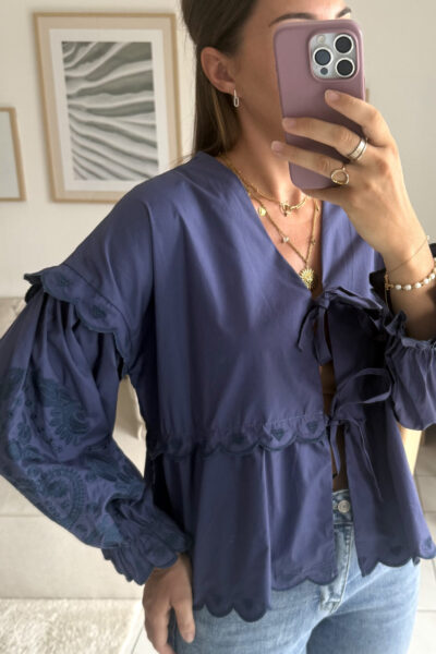 Blouse bleu marine avec broderie et nœuds à nouer