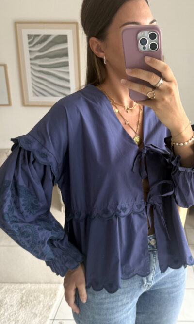 Blouse bleu marine avec broderie et nœuds à nouer