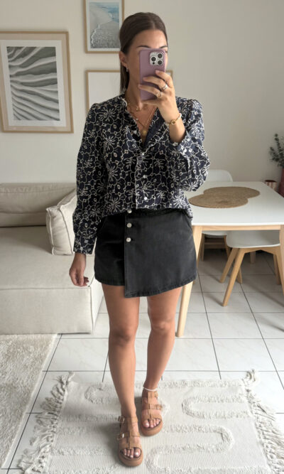 Chemise bleu profond et motifs fleurs brodés
