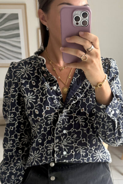 Chemise bleu profond et motifs fleurs brodés