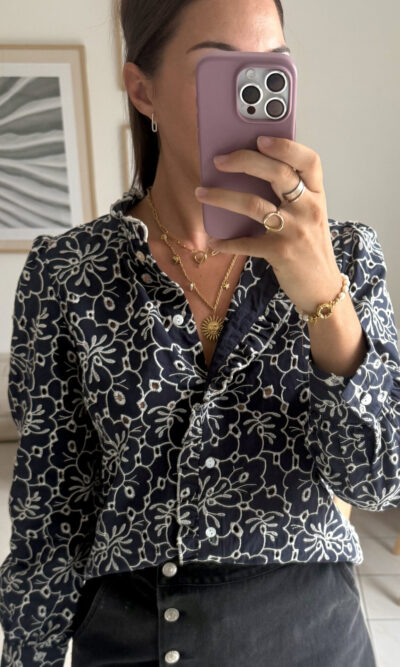 Chemise bleu profond et motifs fleurs brodés