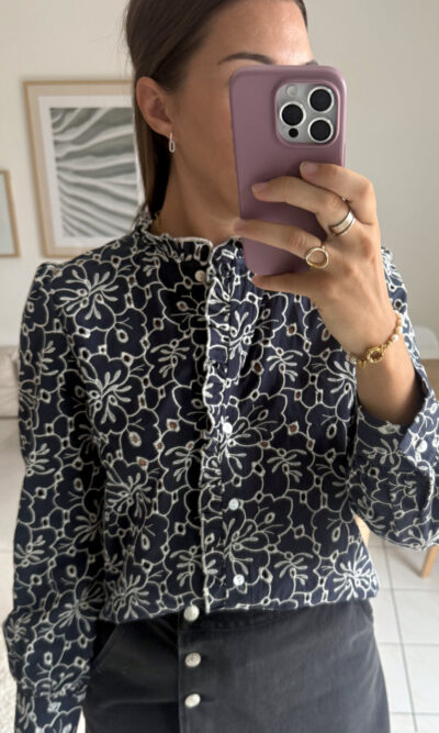 Chemise bleu profond et motifs fleurs brodés
