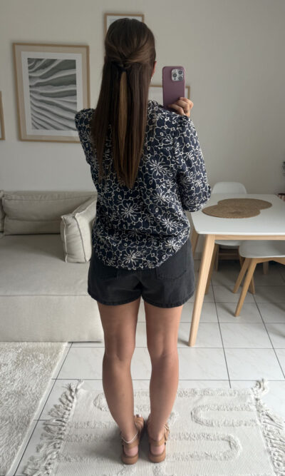 Chemise bleu profond et motifs fleurs brodés