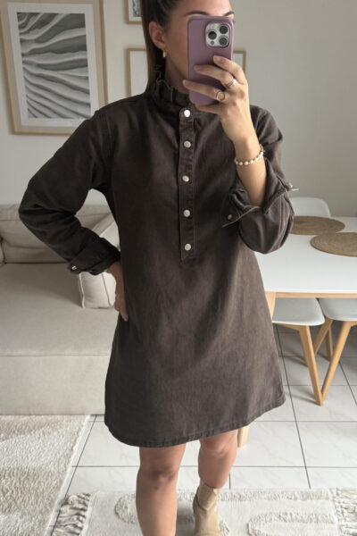 Robe en denim marron et col montant à volants