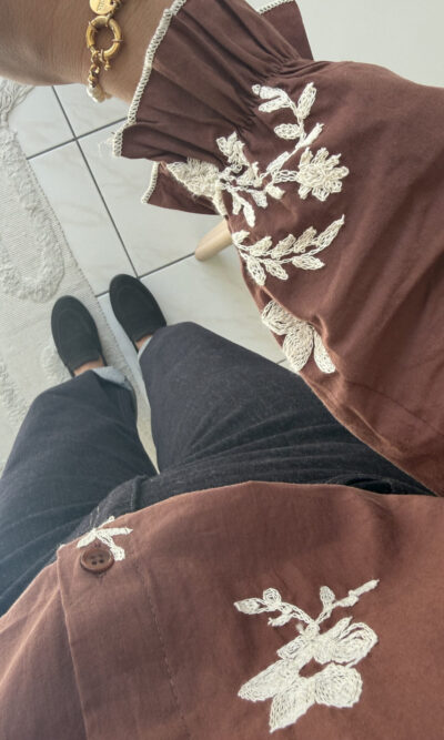 Chemise marron fleurs brodées