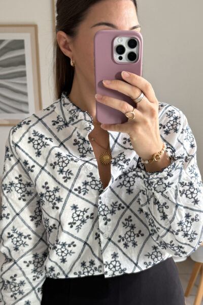 Chemise blanche en coton avec broderies bleu marine