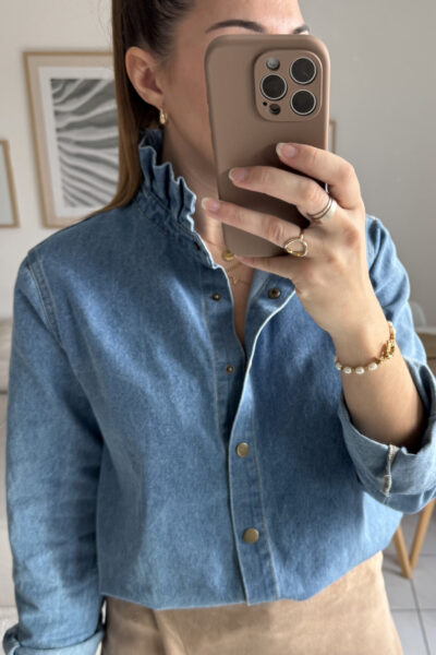 Surchemise en denim bleu col montant à volants