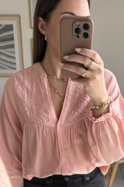 Blouse rose saumon broderies et manches ballons