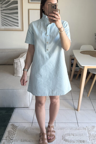 Robe en denim à rayures bleu turquoise et blanc manches courtes et col volants