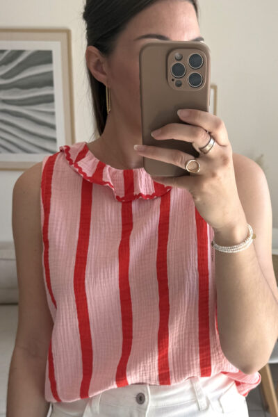 Top rayé rose et rouge en gaze de coton avec cœur ajouré dans le dos