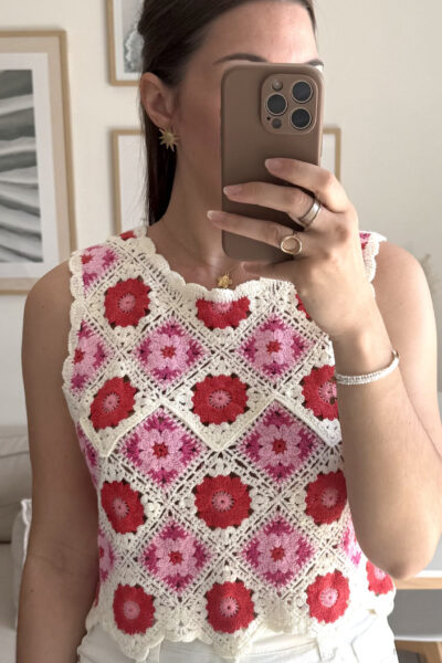 Top en crochet aux motifs floraux rose et rouge