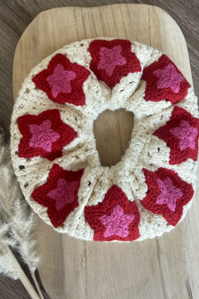 Chouchou en crochet motifs fleurs rose et rouge