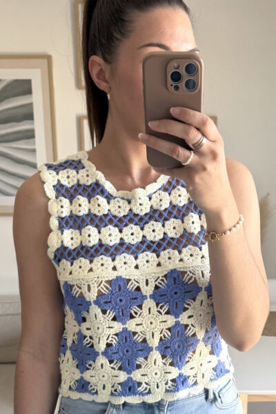 Top en crochet écru à motifs bleus