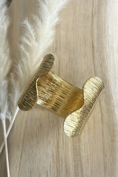 Bracelet manchette dorée rayée