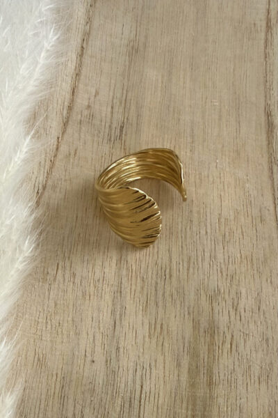 Bague ouverte asymétrique dorée rayée