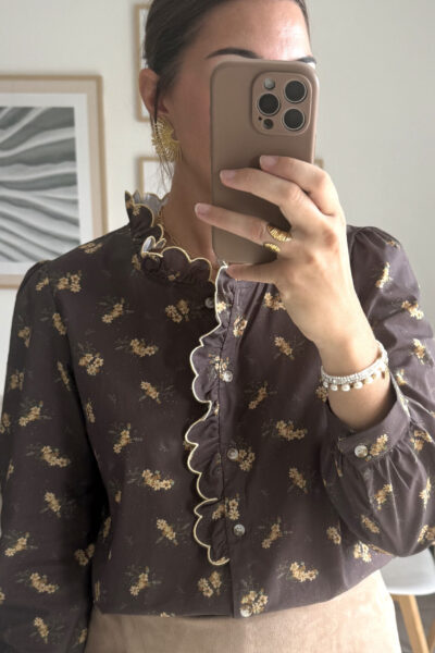 Chemise marron motifs fleurs jaunes et col volants