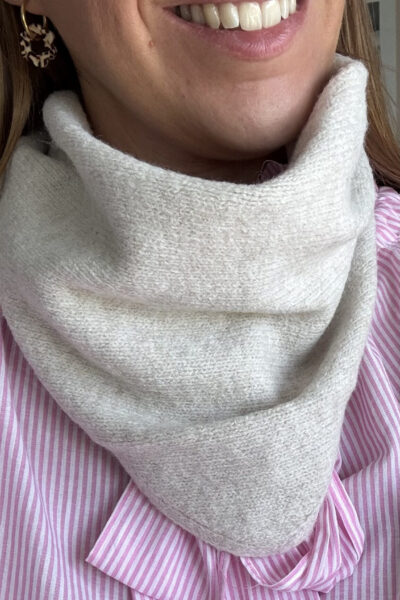 Foulard triangle femme en maille écru, laine et cachemire