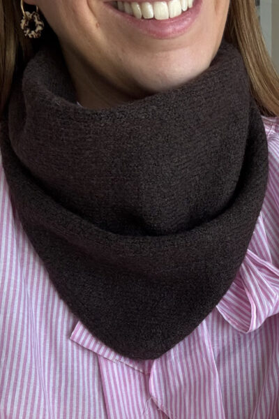 Foulard triangle femme en maille marron chocolat, laine et cachemire