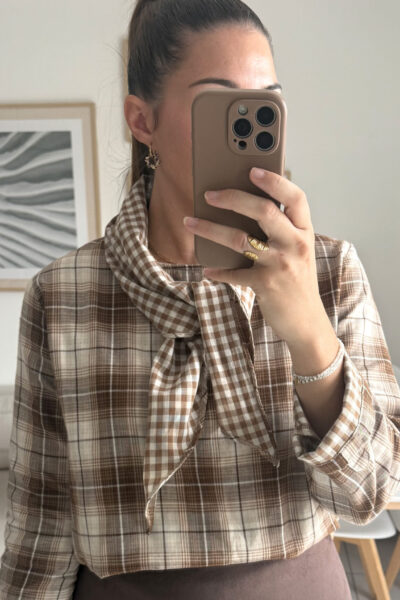 Blouse beige et marron à carreaux tartan et vichy avec foulard